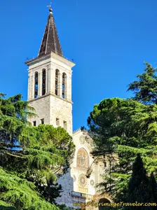 Walking Along the Via degli Scaloni Towards the Duomo di Spoleto