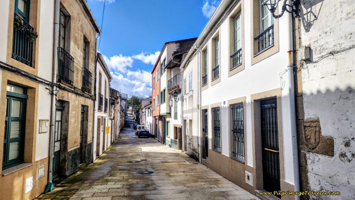 Along the Rúa Principal