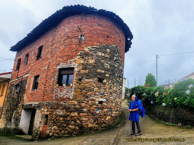 Building with Rounded Corners in La Pereda