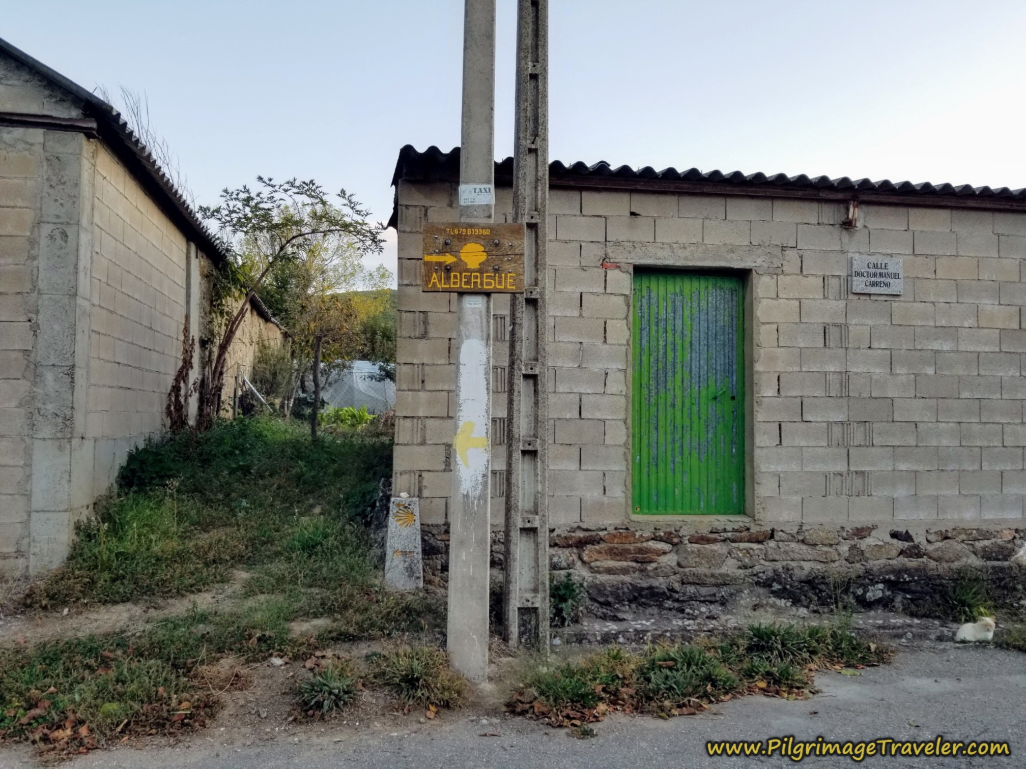 Albergue de Peregrinos de Asturianos to the Right, Camino to the Left on the Camino Sanabrés from Entrepeñas to Puebla de Sanabria
