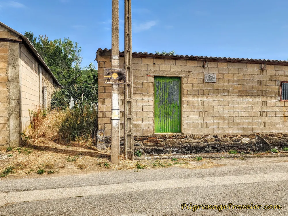 Albergue de Peregrinos de Asturianos to the Right, Camino to the Left