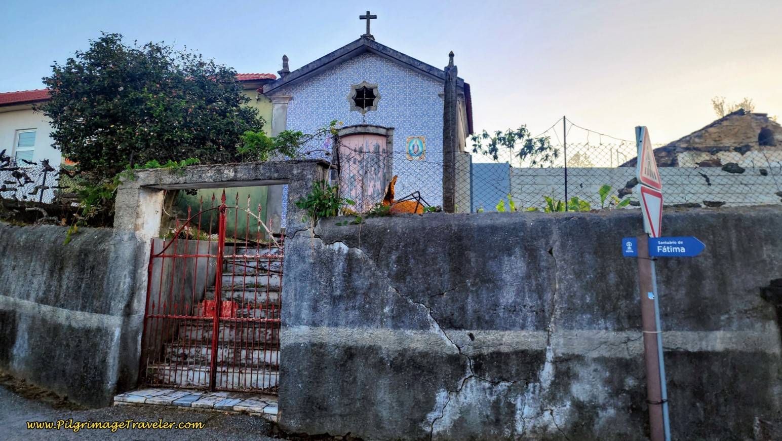 Pass Capela along the Estrado dos Reis