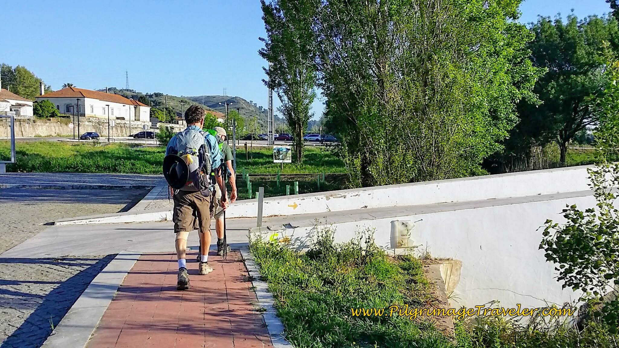 Turn Right onto the Ponte Alcôrse on the Portuguese Way