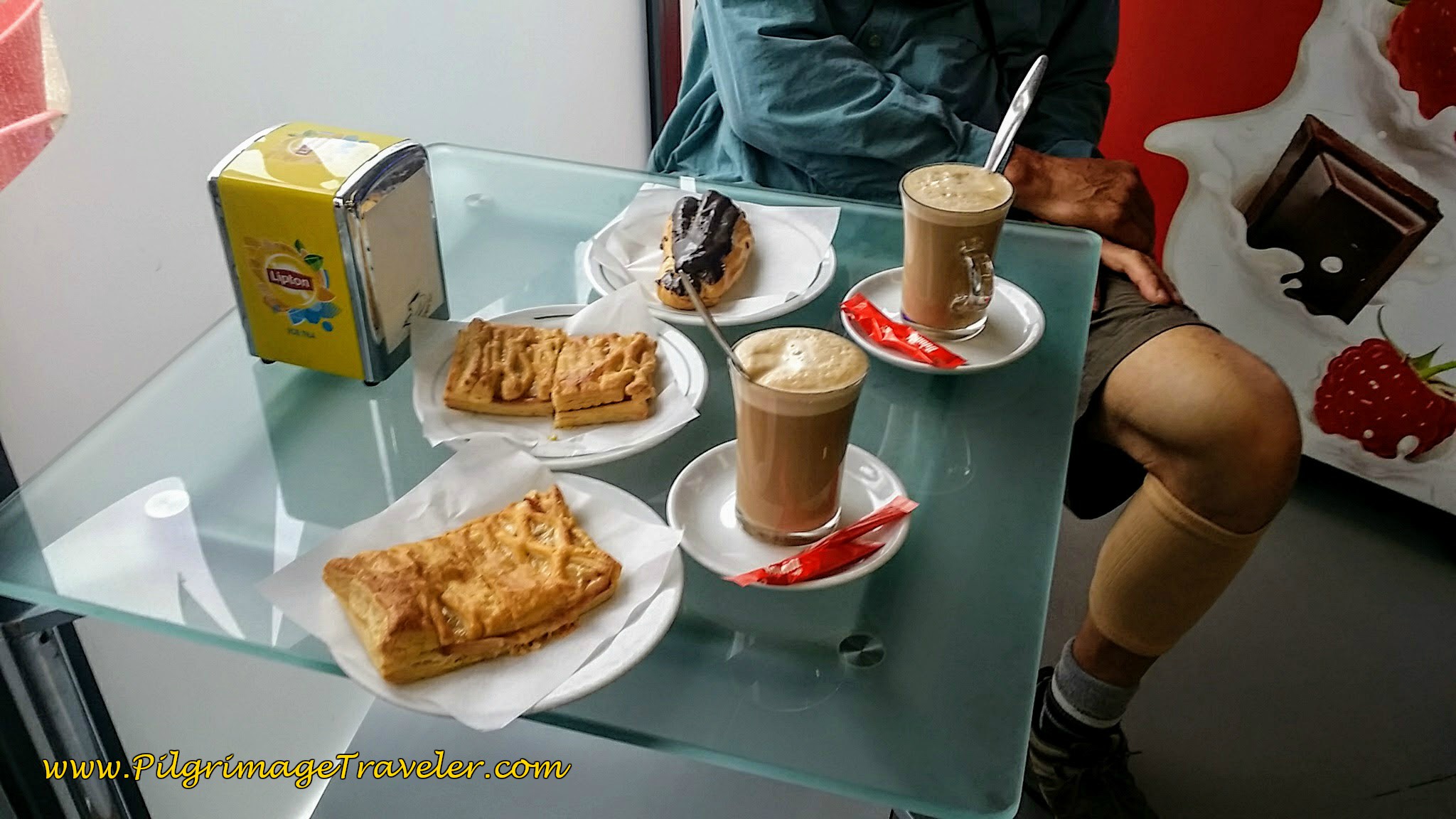 Enjoying the Pastelaria Moleirinho in Cernache, Portugal