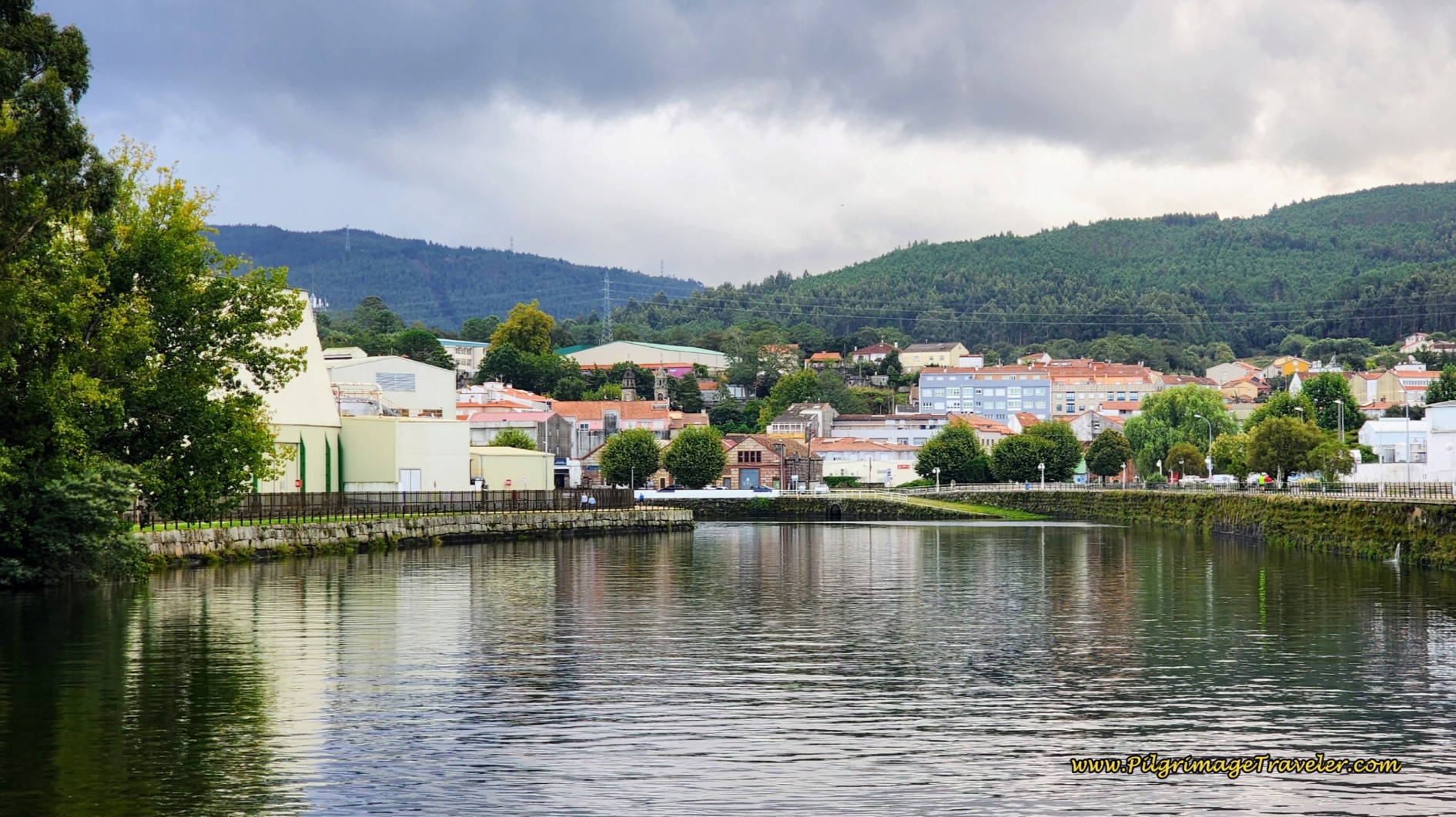 Entering Pontecesures Harbor