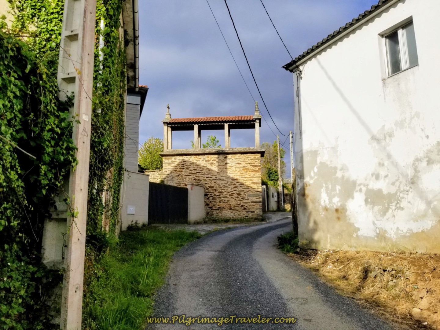 Beautiful Horreo in Lambre ~ Half Way Up the Climb