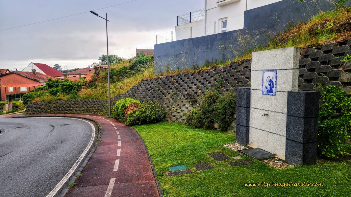 Fountain along the Rua Justino Sampaio Alegre