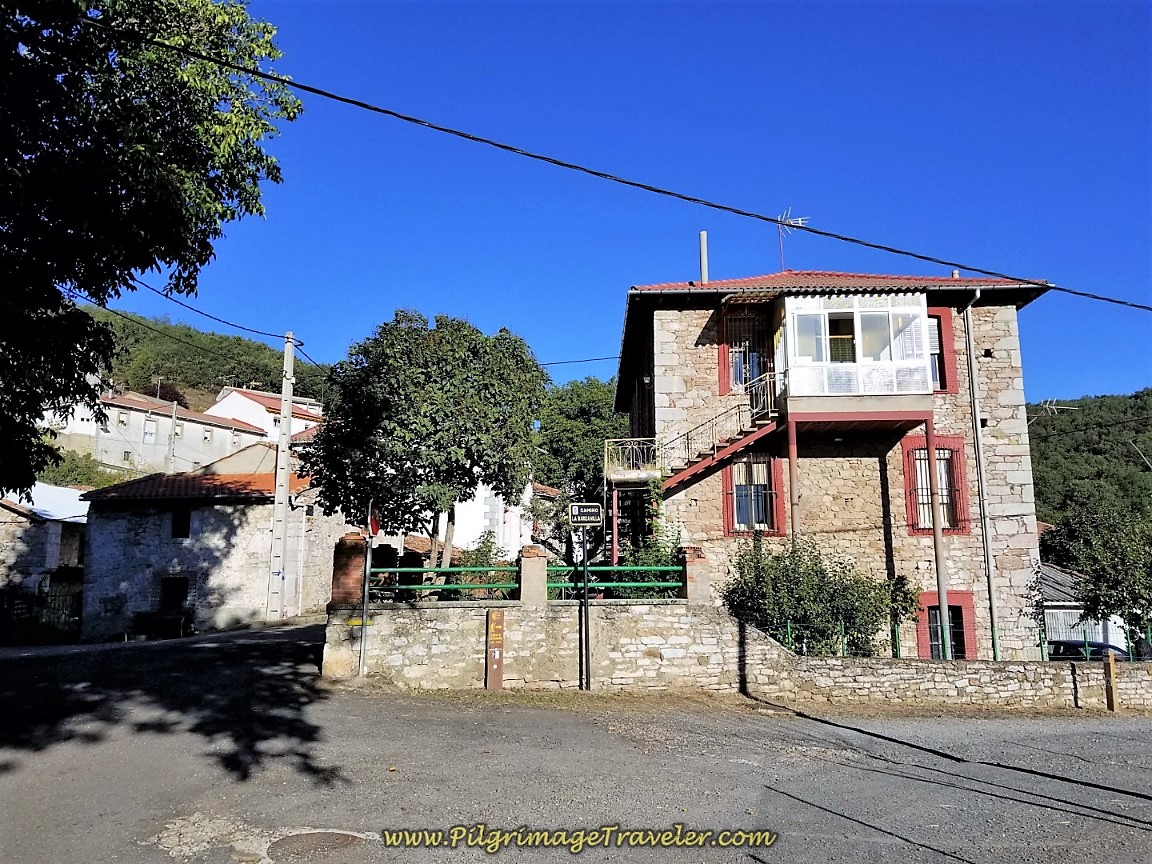 Right Turn Here in Nocedo de Gordón