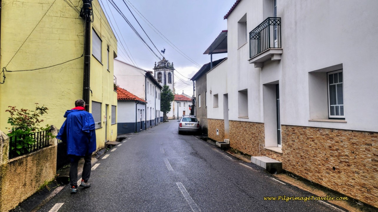 Approaching the Igreja Paroquial de Sáo Paio in Anadia