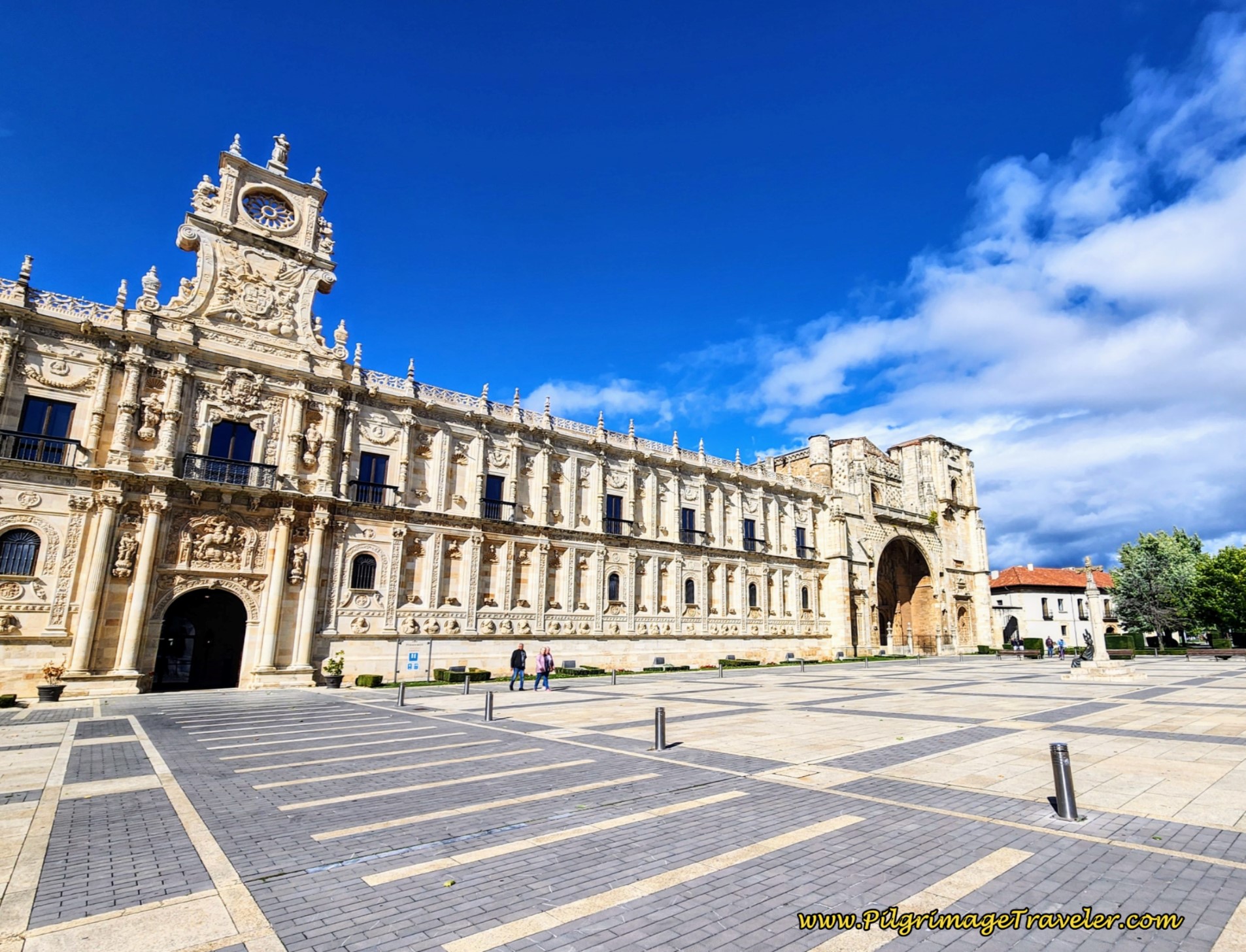 Iglesia and Parador San Marcus