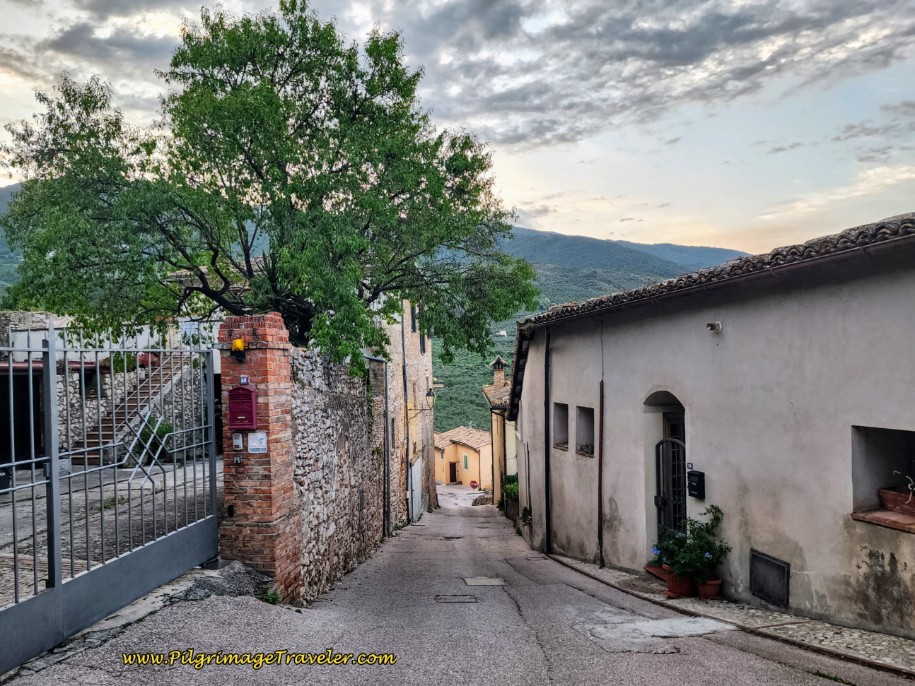 The Way Descends on the Via dell'Angelo Custode Way of St. Francis: Day Thirteen, Trevi to Poreta - The Way Descends on the Via dell'Angelo Custode