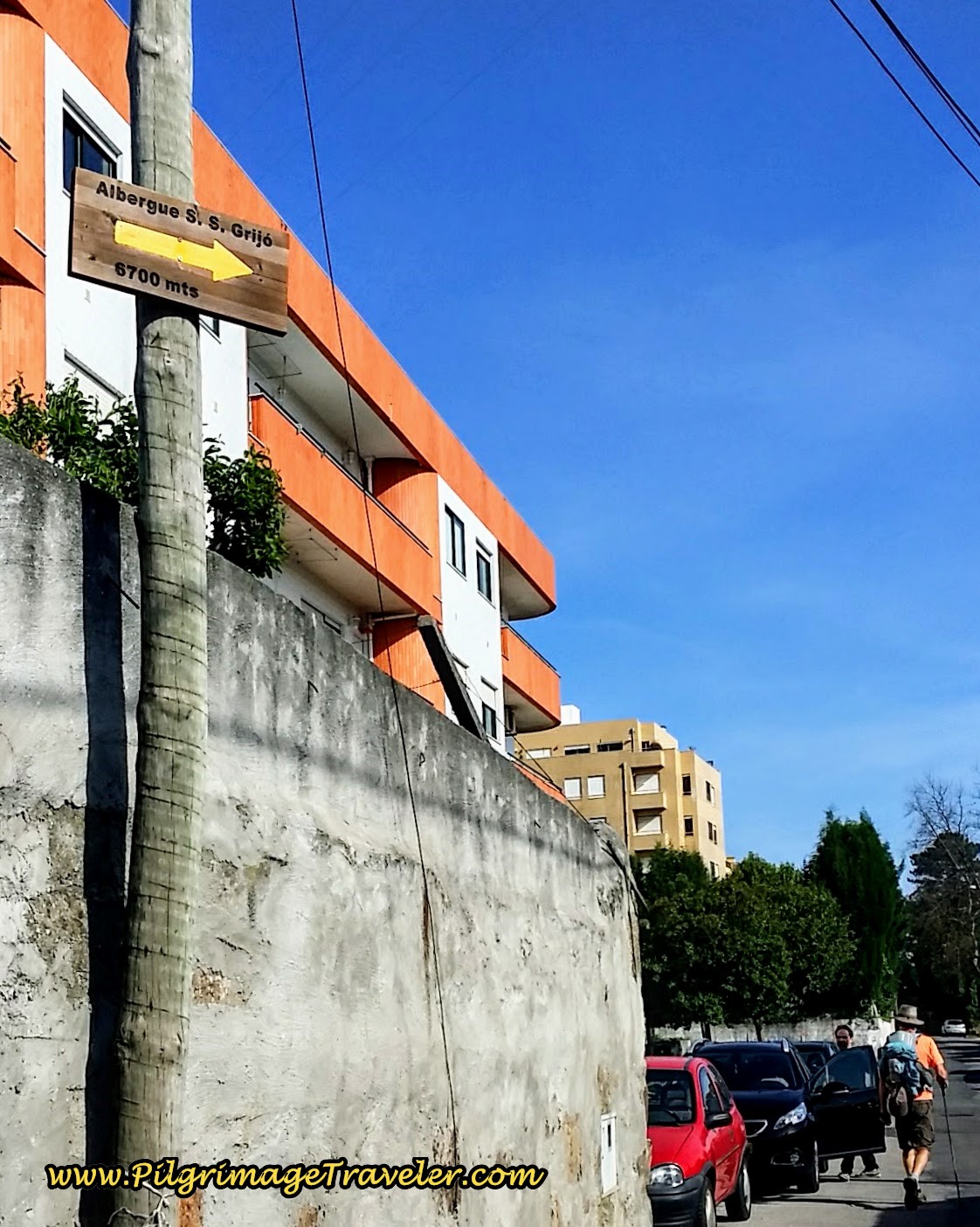 6700 Meter Signpost to Albergue in Grijó on the Rua Romana