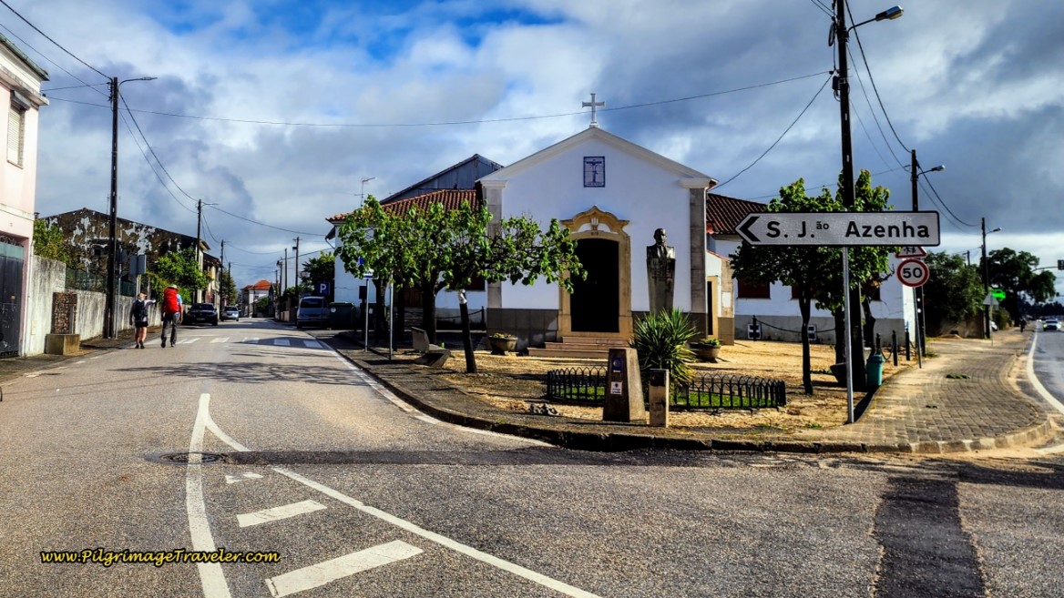 Take a left turn from the IC2 at Capela