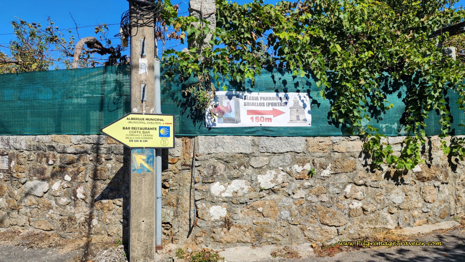 Turn-off for the Albergue de Peregrinos de Briallos Turn-off for the Albergue de Peregrinos de Briallos