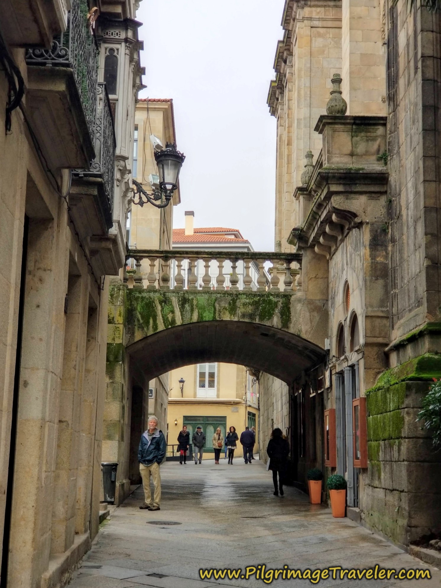 Rúa das Tendas, Under Cathedral Stairway
