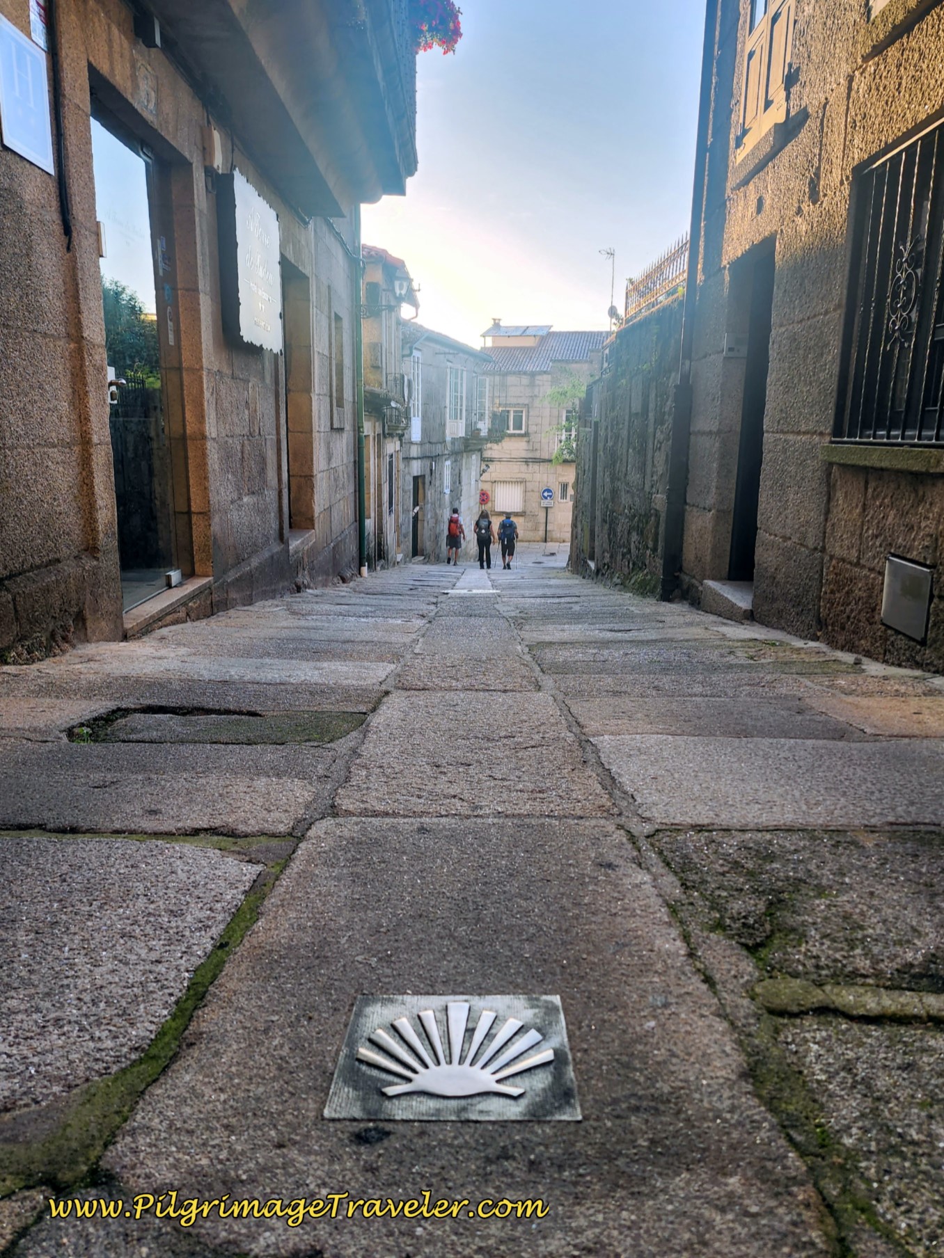 Shell Waymark along the Rúa Tide