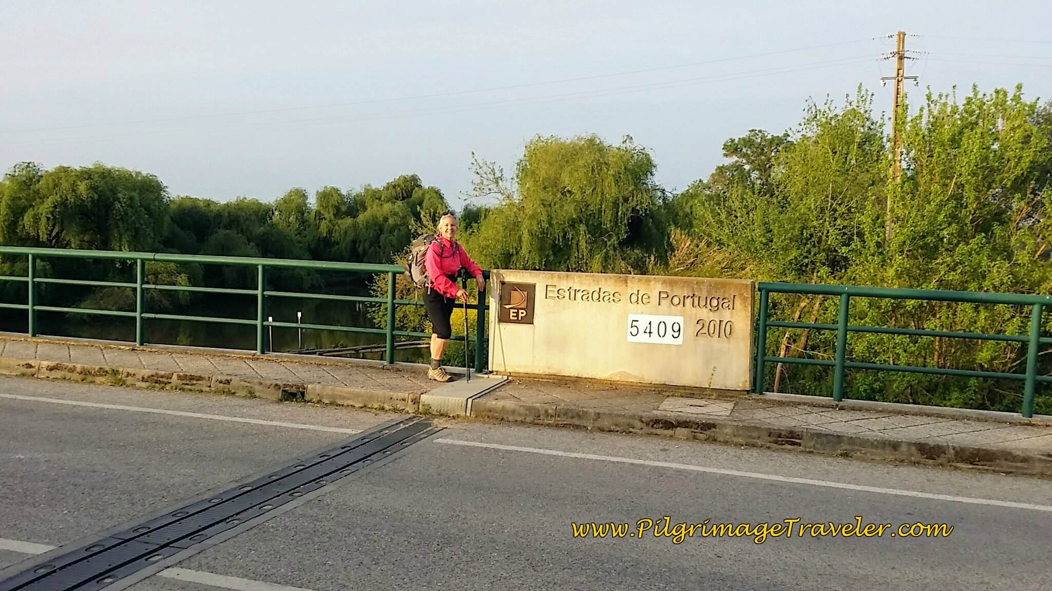 Elle on Estradas de Portugal Bridge, Azambuja
