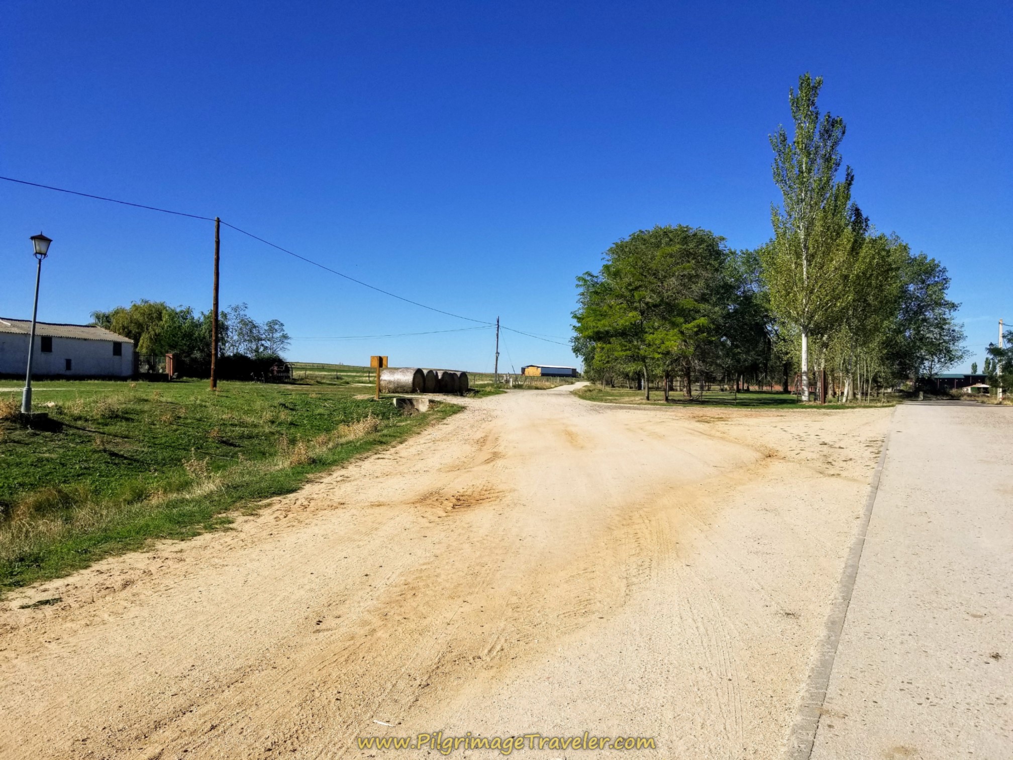 You take a left turn here onto a dirt lane at this Y-intersection, just past the town of Narros del Castillo on day four of the Ruta Teresiana.
