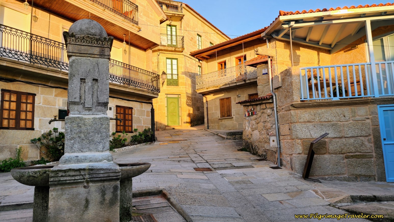 At the Praza Fonte, Turn Right