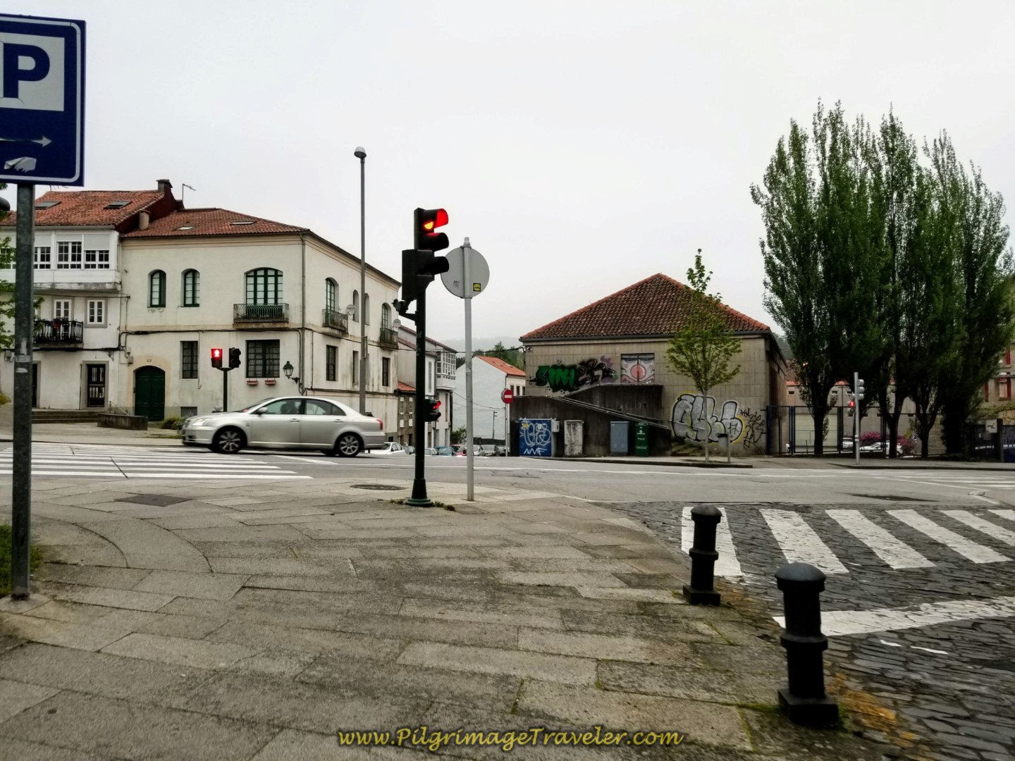 Find the Rúa do Cruceiro do Gaio at this Intersection on day one of the Camino Finisterre