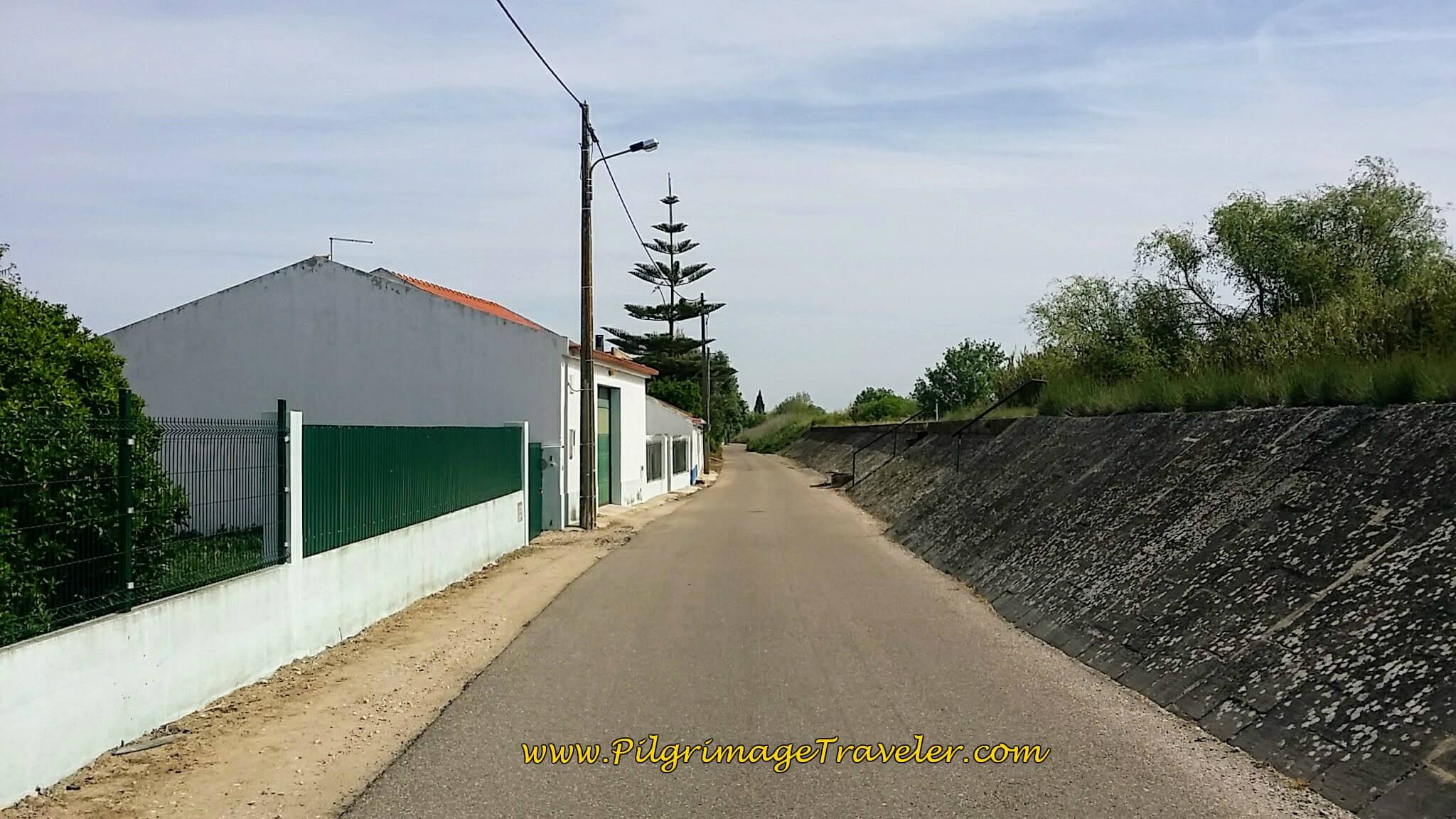 Rua Cova da Onça Along the Tejo River