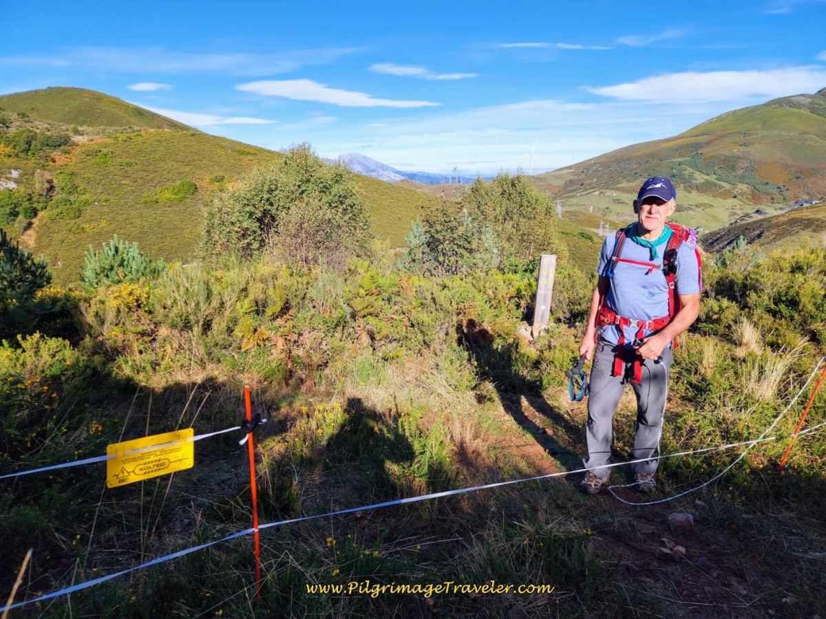 Waymark Shows Turn Across Fenceline