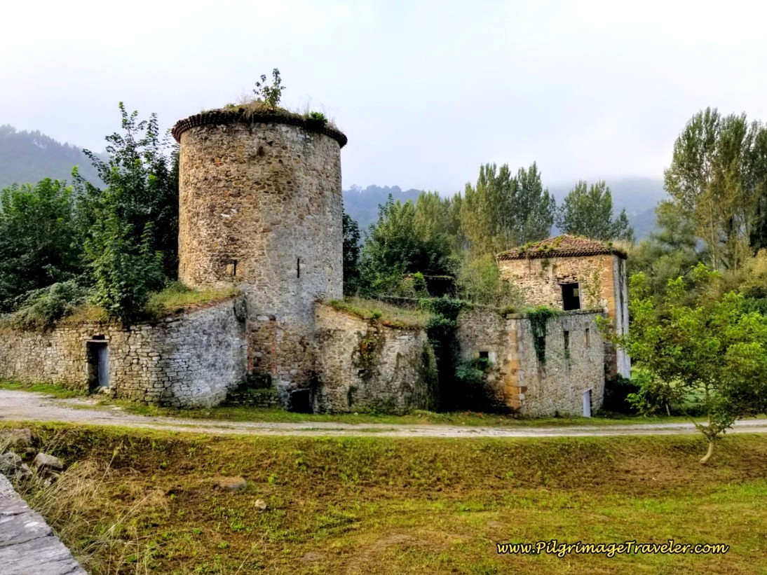 Conjuncto Histórico de Olloniego and the Torre of Muniz