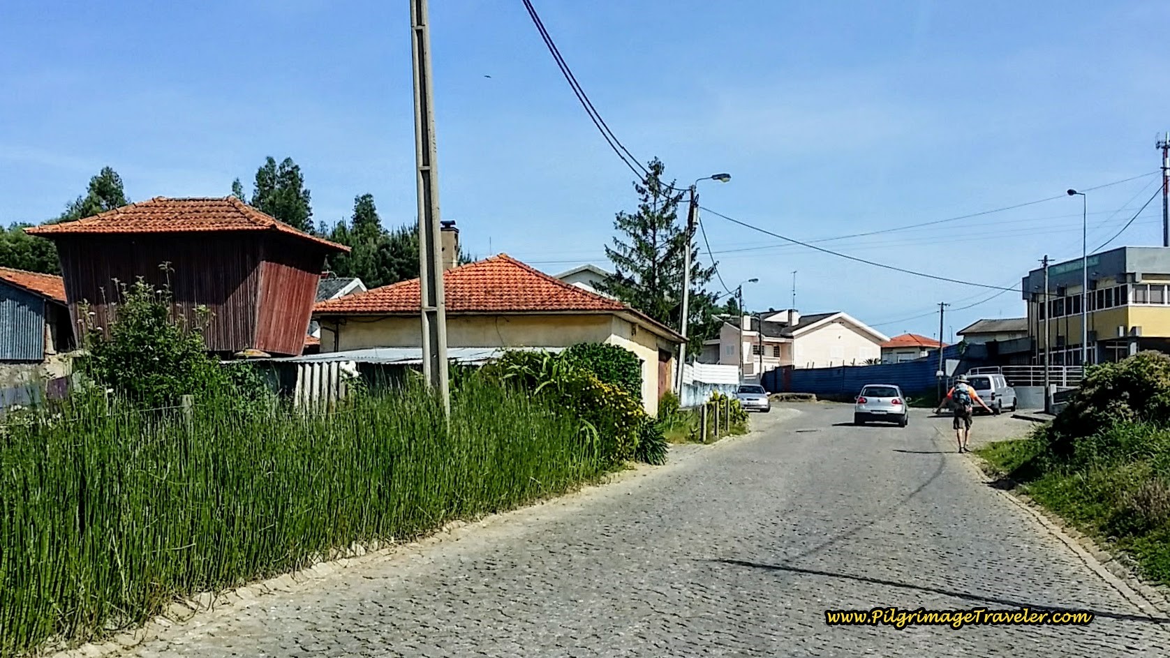 Approaching Grijó on the Rua Ermo