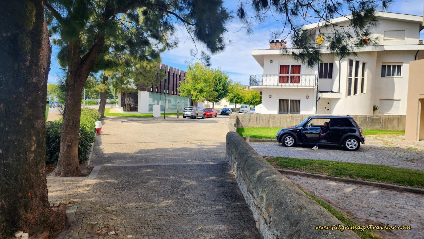 Find Side Street, Rua Padre Serafim das Neves