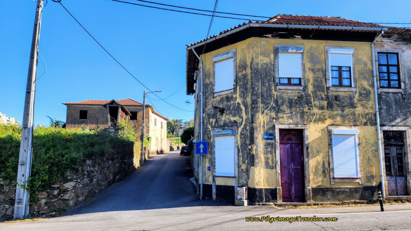 Cross the Rua António Bernardo