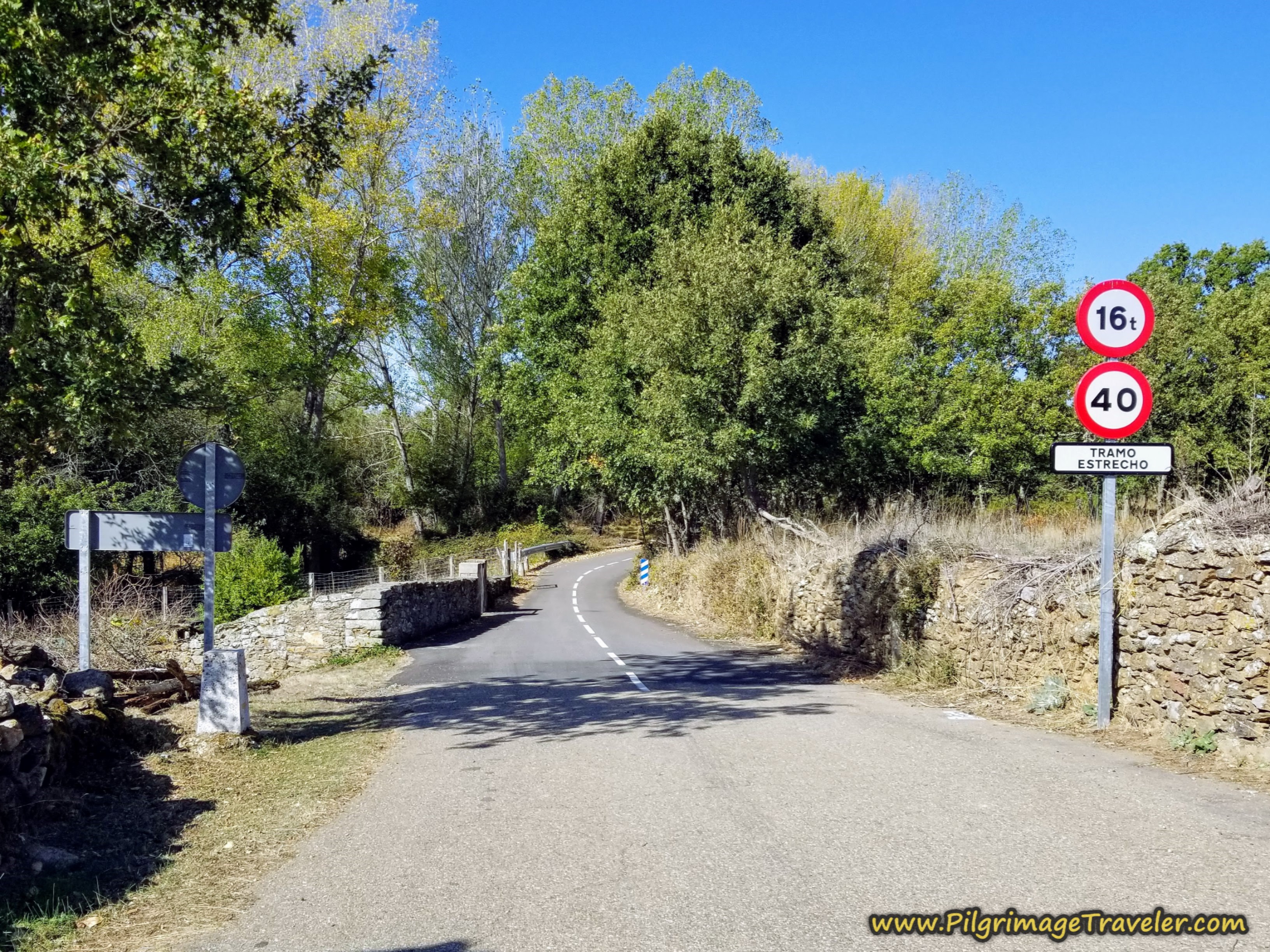 Tramo Estrecho, Road Narrows Tramo Estrecho, Road Narrows at Bridge
