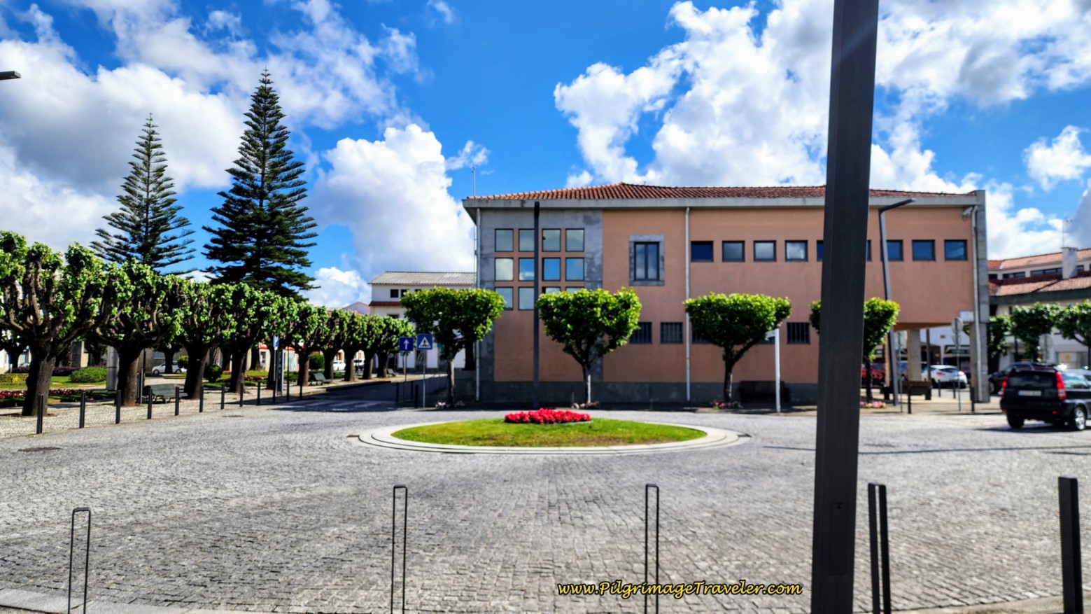 Entering the Praça Ferreira Tavares