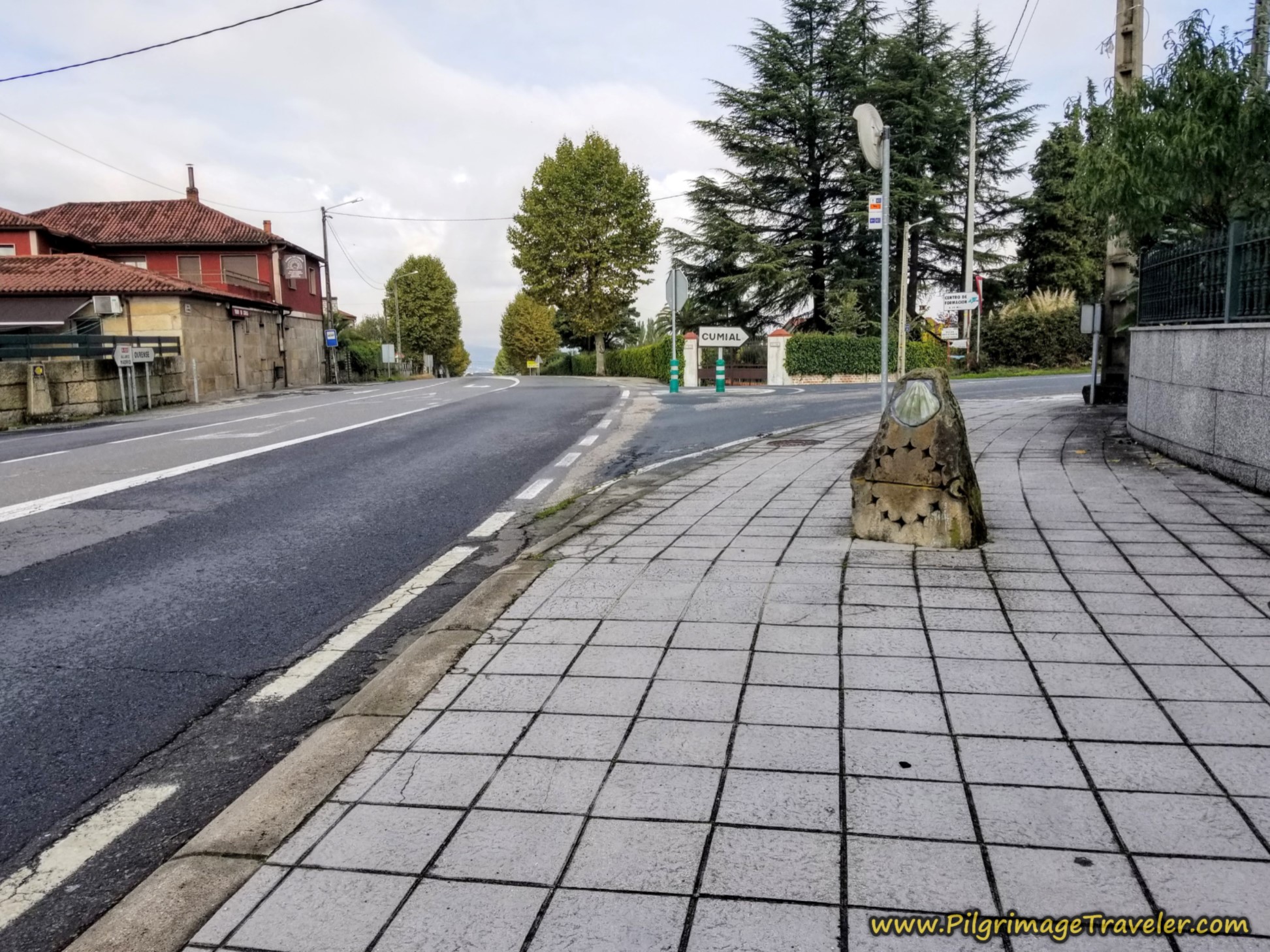 Left Turn Onto the Rúa do Cruceiro at this Carving, Camino Sanabrés, Xunqueira de Ambía to Ourense
