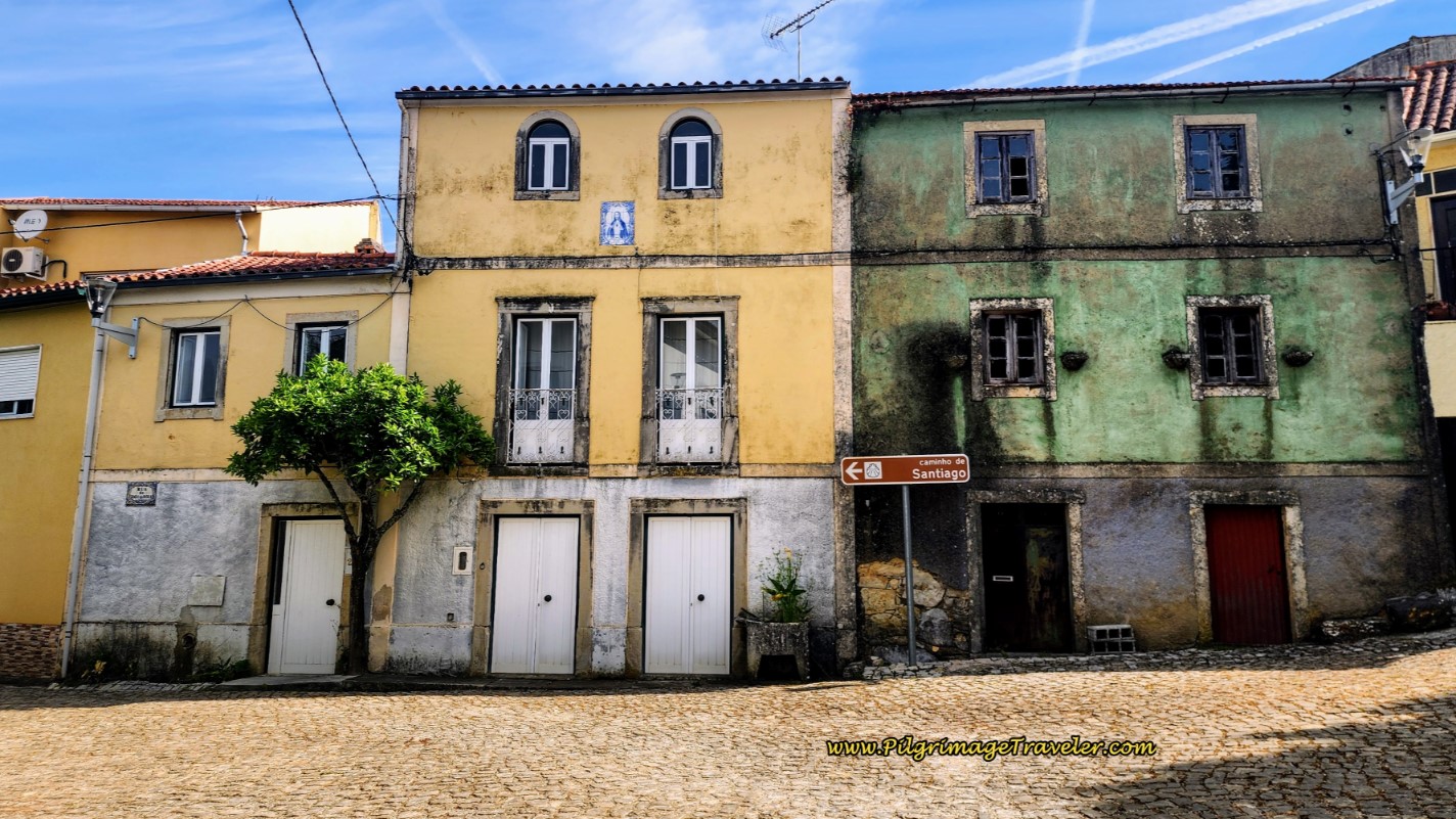 Walking on the Rua Jogo da Bolo thru Zambujal