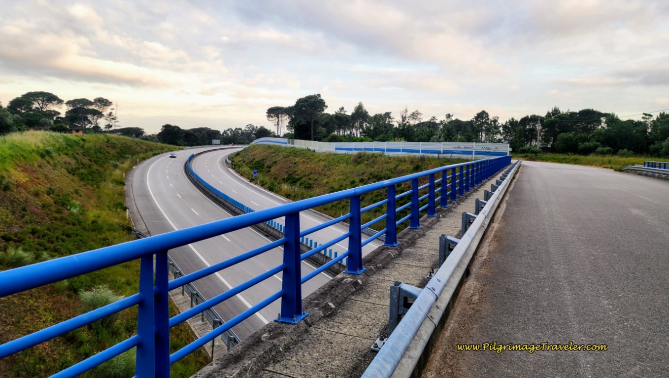 Cross A13-1 on Rua Principal