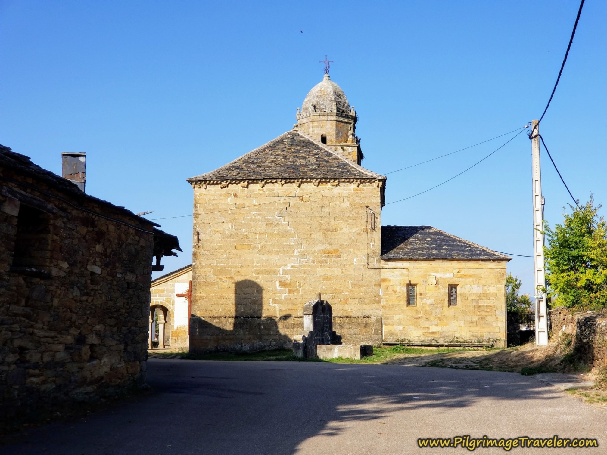Pass the Iglesia de Santo Tomás Apóstol
