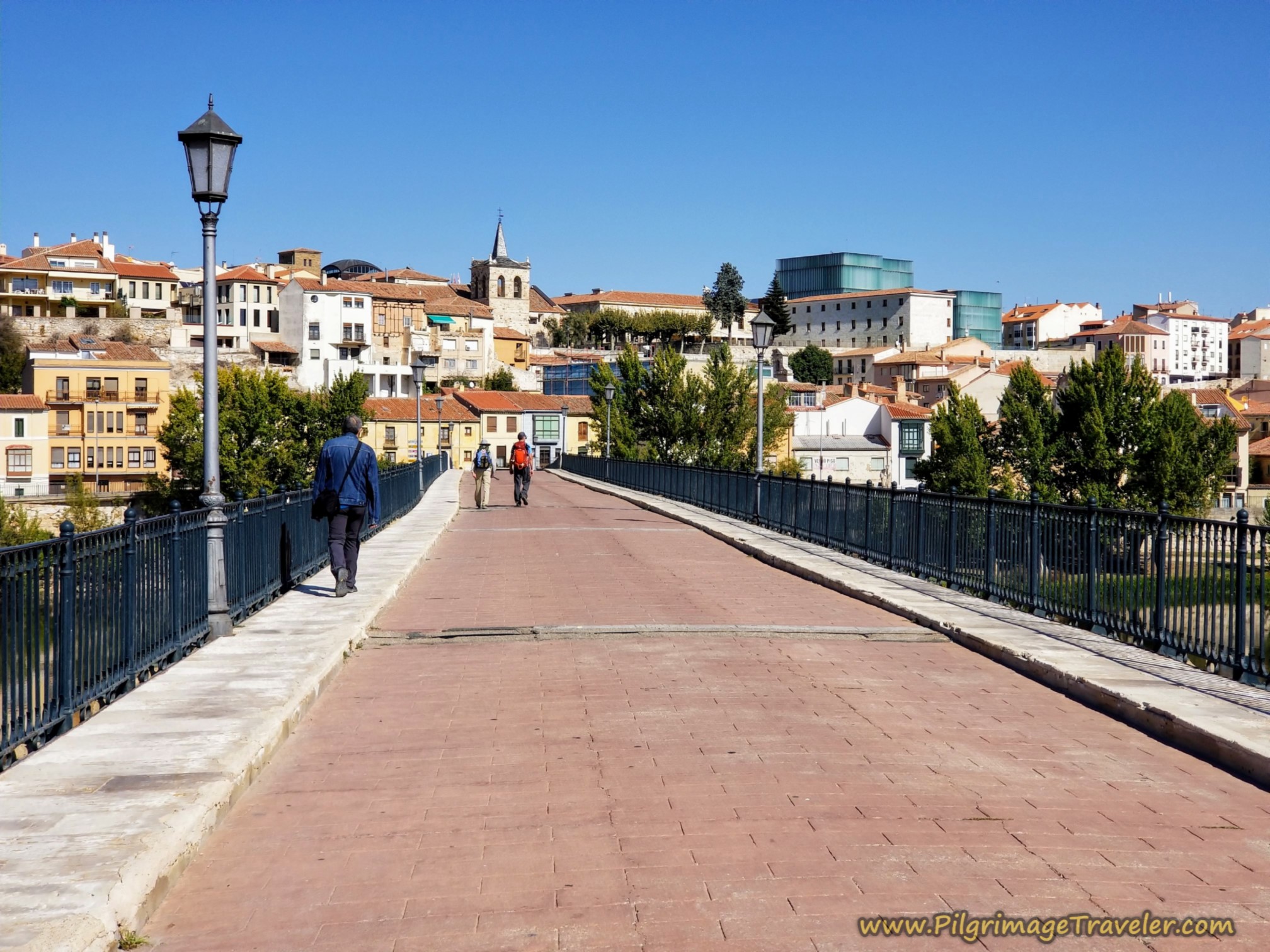 Pedestrian Way on the Puente de Piedra