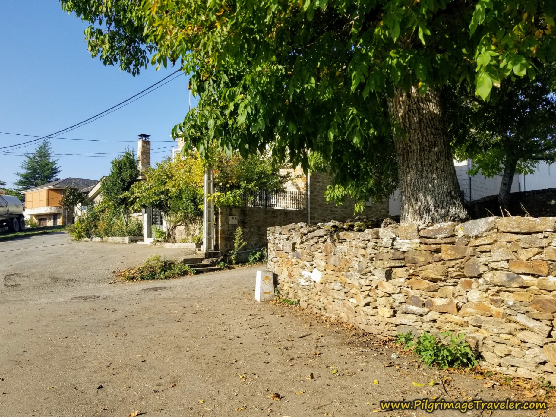 Right Turn in Otero de Sanabria on Side Lane