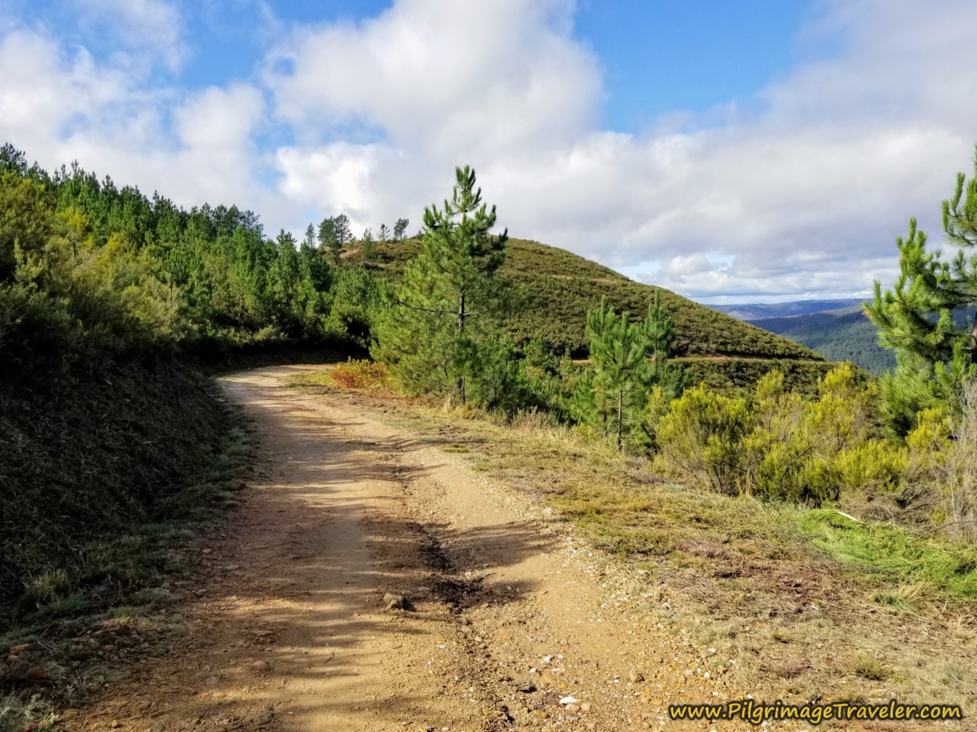 Long descent on the Camino Sanabrés from to A Venda da Capela to A Laza