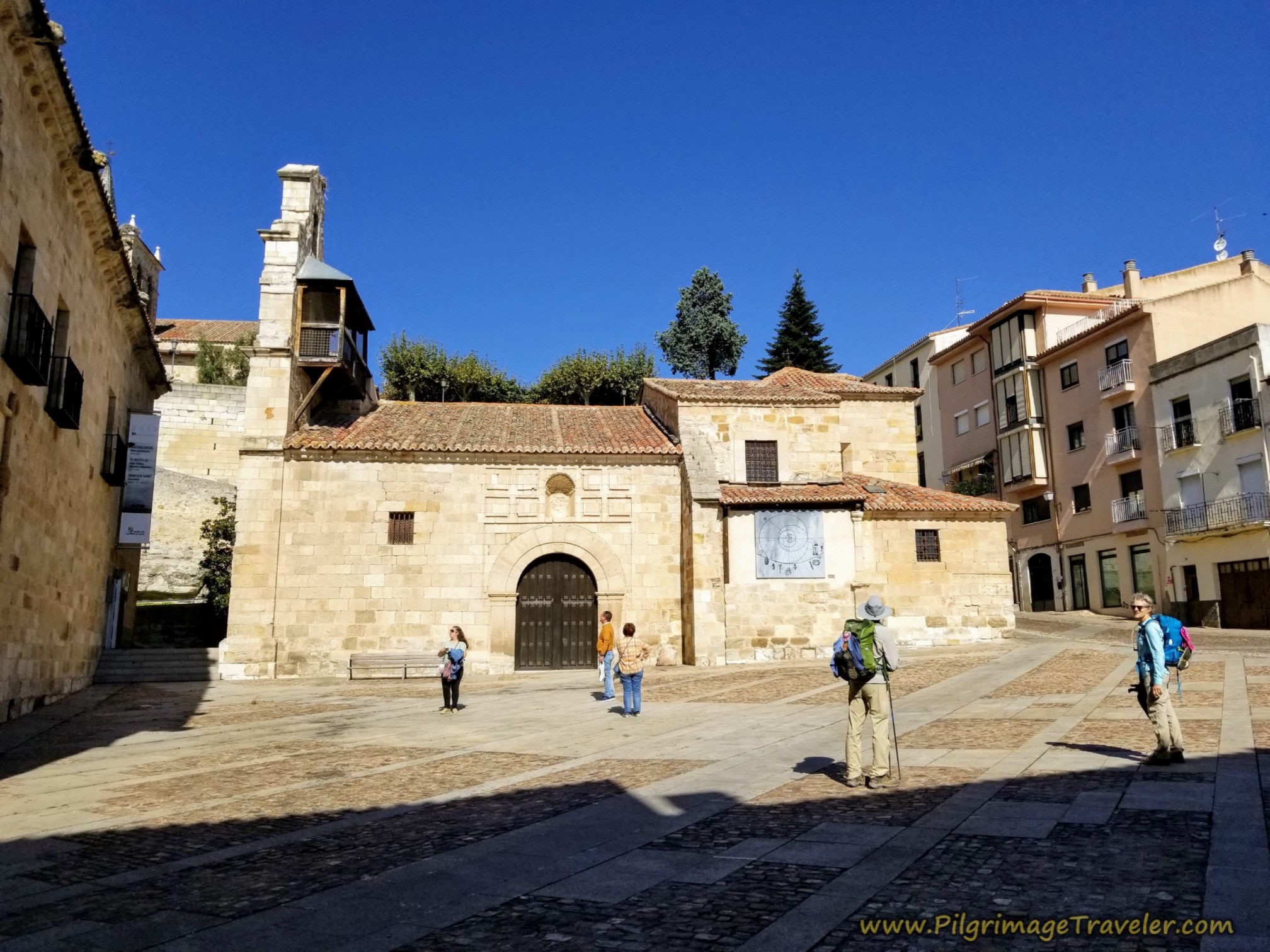 Pass by the Iglesia Santa Lucía