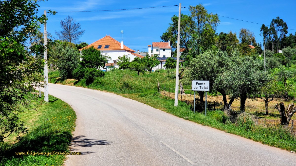 Entering Fonte do Tojal on the N348