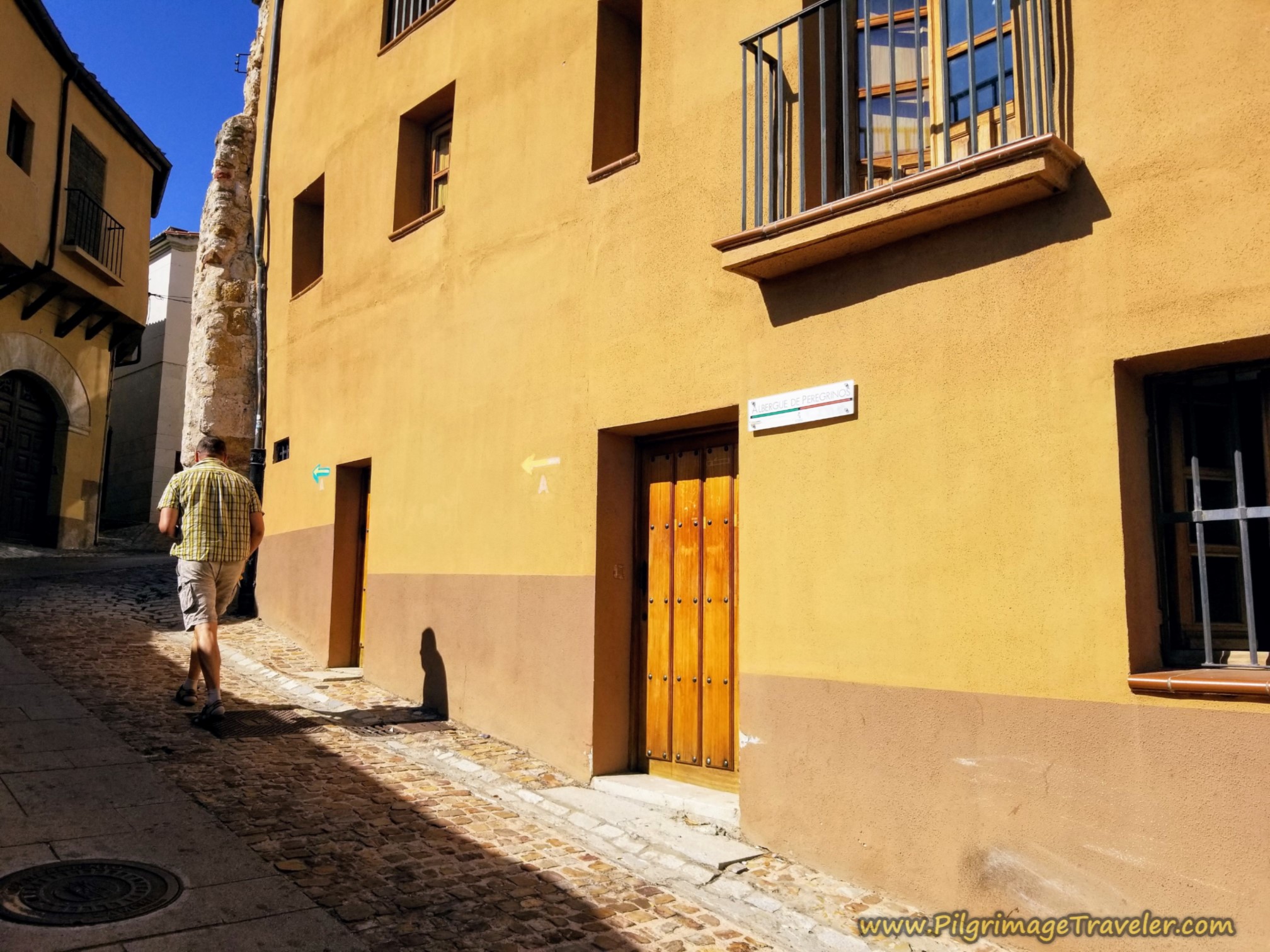 Albergue de Peregrinos on the Right Albergue de Peregrinos on the Right