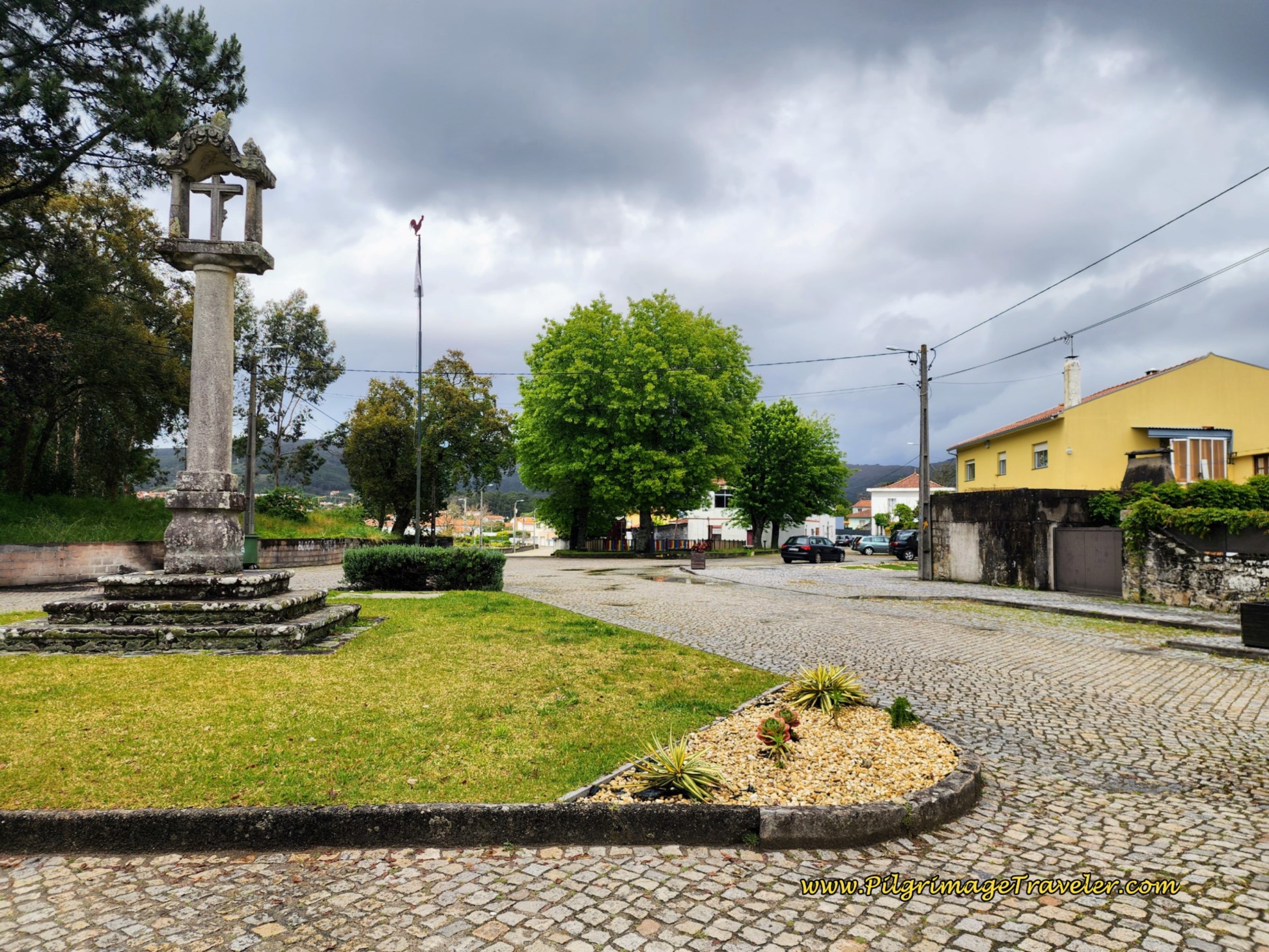 Right Turn at Cross Monument in Âncora Right Turn at Cross Monument in Âncora