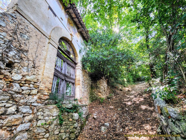 Way of St. Francis: Day Twelve, Spello to Trevi - Pass Another Ruined Estate