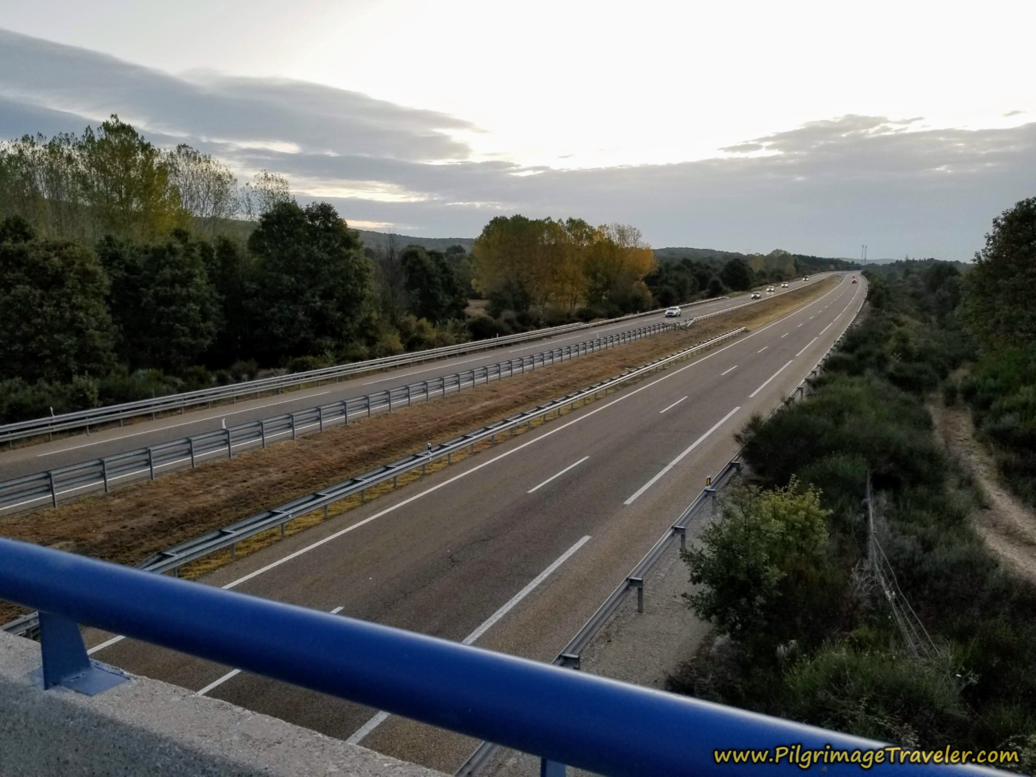 Cross the A-52 on the Camino Sanabrés from Entrepeñas to Puebla de Sanabria