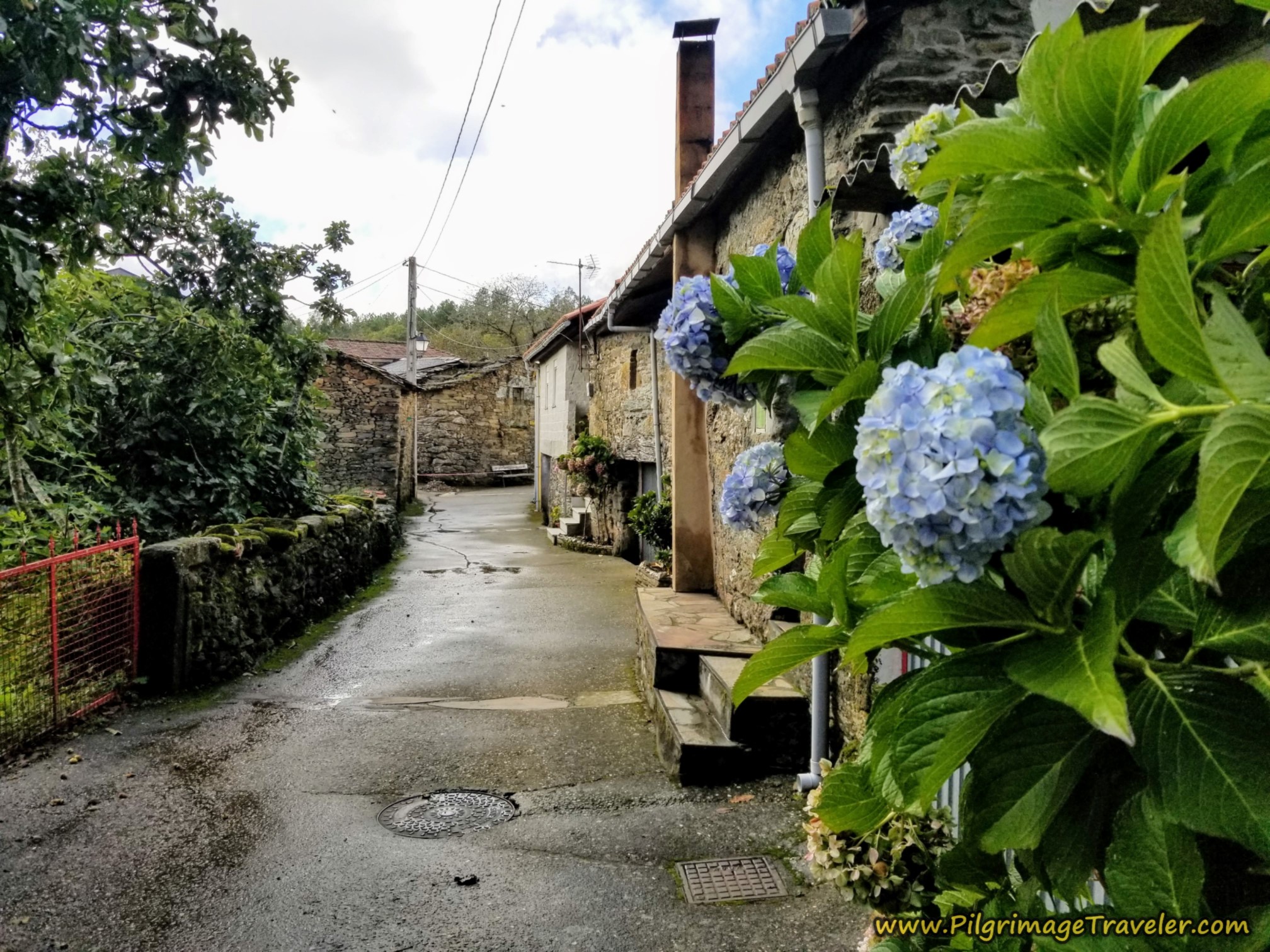 Entering As Eiras on the Camino Sanabrés from to A Venda da Capela to A Laza