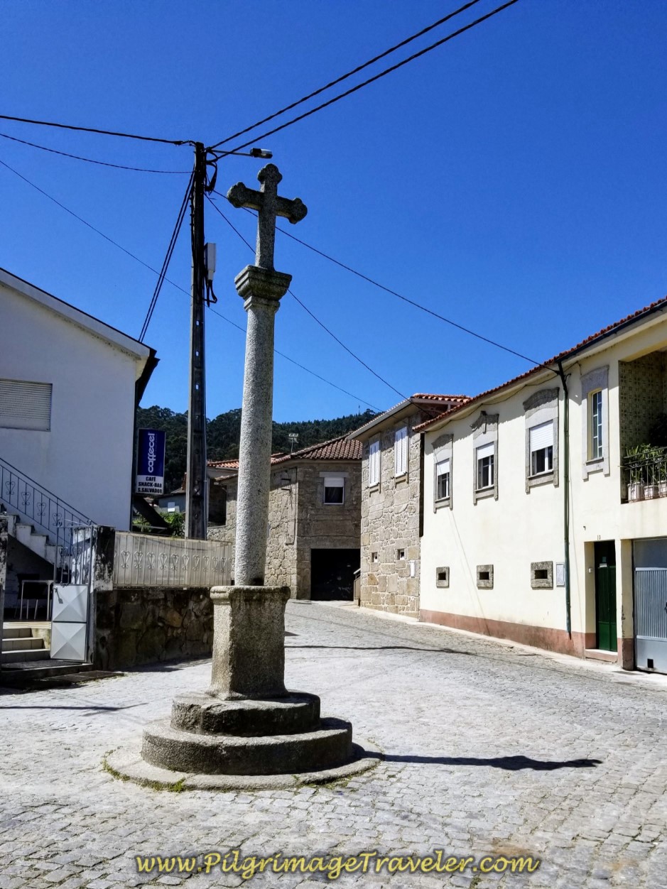 Cross in Pereira and Café do Cruzeiro on day sixteen on the Central Route of the Portuguese Way