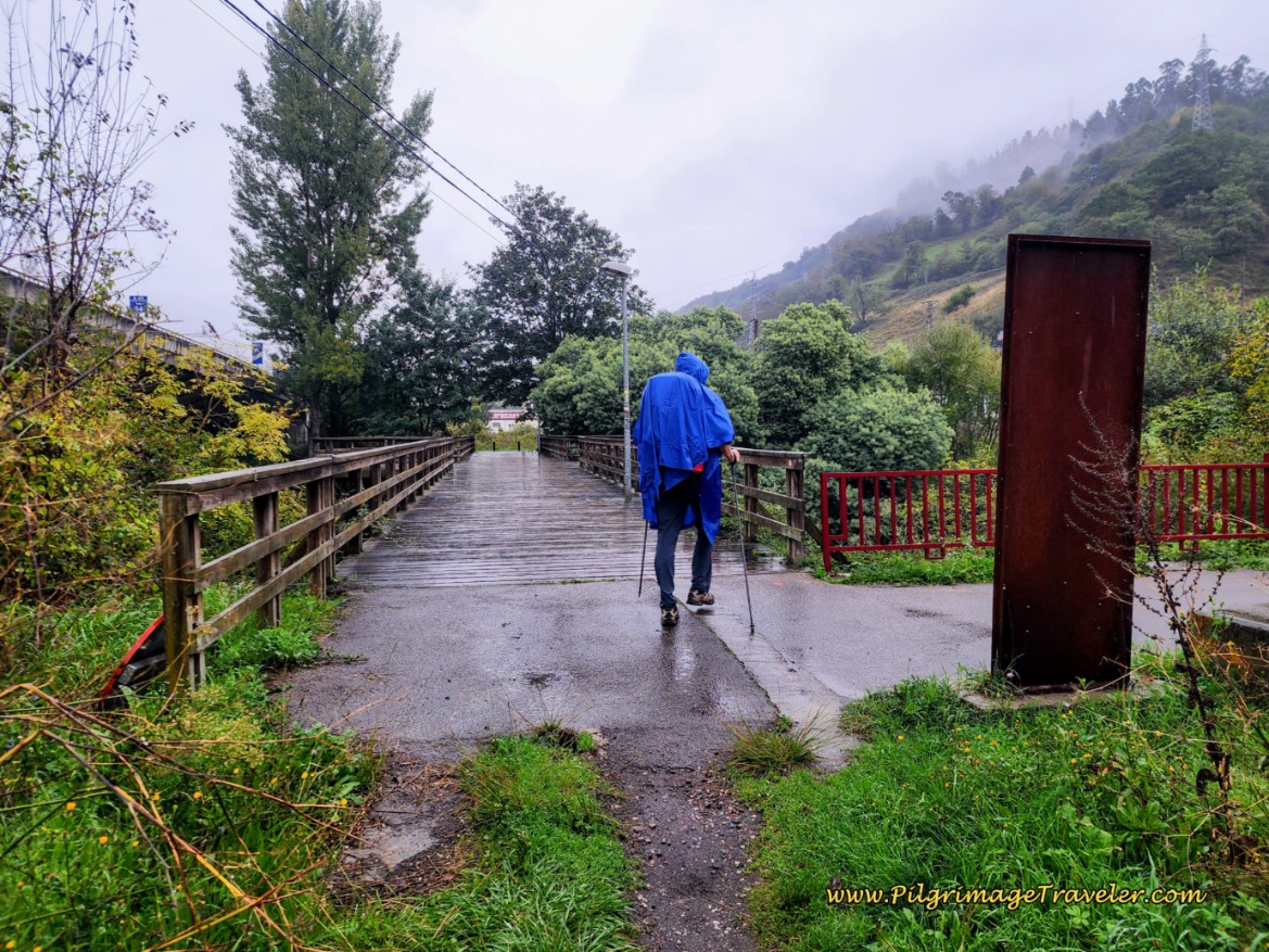 Cross the Río Aller