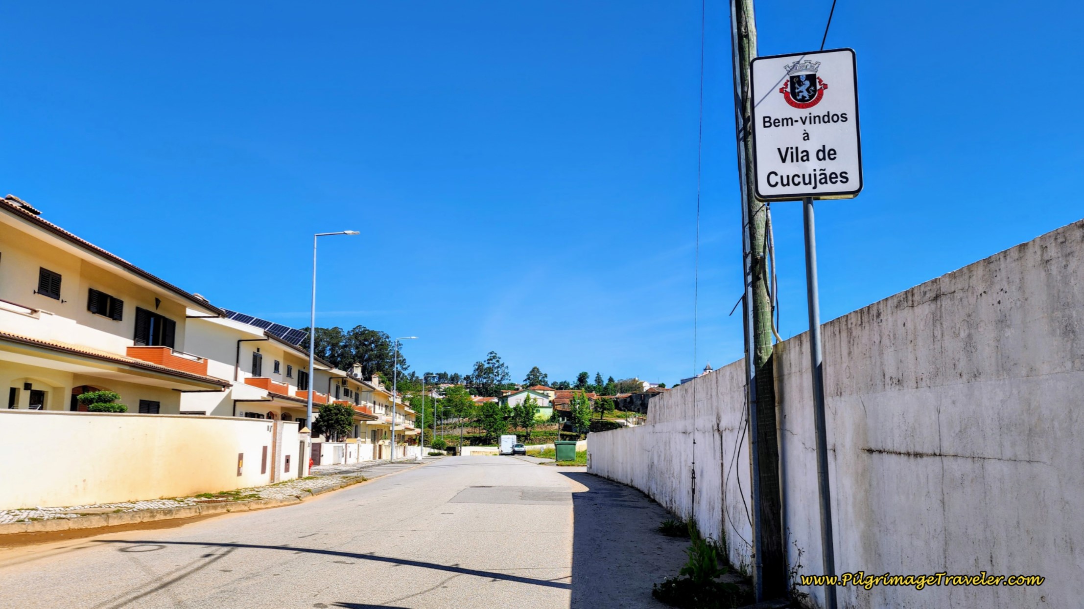 Along the Rua de Riba in Vila de Cucujães