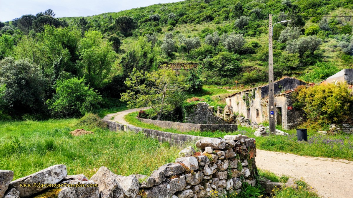 Turn Left Here in Hamlet of Poço